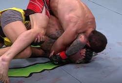 Islam Makhachev "hạ đẹp" Charles Oliveira, tặng đai cho Khabib