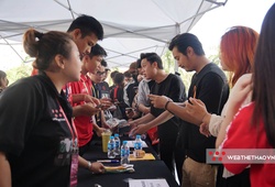 Khán giả xếp hàng dài dưới nắng đợi xem chung kết Hanoi Open Pool Championship