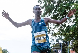 Giải bán marathon đầu tiên trong lịch sử có 15 VĐV chạy dưới 1 giờ