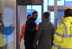 Tin bóng đá ngày 23/1: Higuain đã bay sang London, chuẩn bị ra mắt Chelsea?