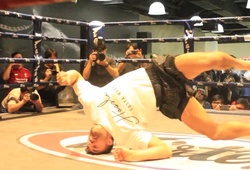 Bài tập cơ cổ theo phong cách... Hip Hop của Ariel Sexton trước thềm ONE: Call to Greatness