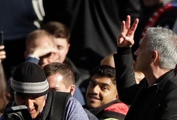 Tập thể Chelsea đang lên chiến dịch chế giễu hành động giơ 3 ngón tay của Jose Mourinho?