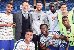 Tin NBA 18/9: Stephen Curry trổ tài đá bóng trong trận Arsenal gặp Chelsea