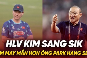 HLV Kim Sang Sik kém may mắn hơn ông Park Hang Seo?