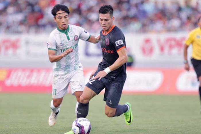 Tiến Linh bất lực tìm đường vào khung thành tân binh V.League