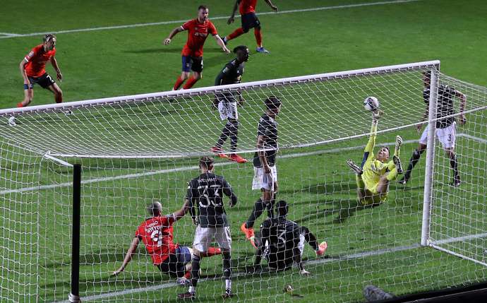 Henderson cứu thua xuất sắc tránh cho MU bị gỡ hòa trước Luton