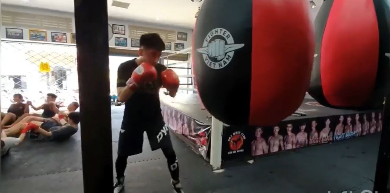 Phải đi học xa, boxer tập nhờ phòng Muay Thai của Nguyễn Trần Duy Nhất và cái kết ấm lòng