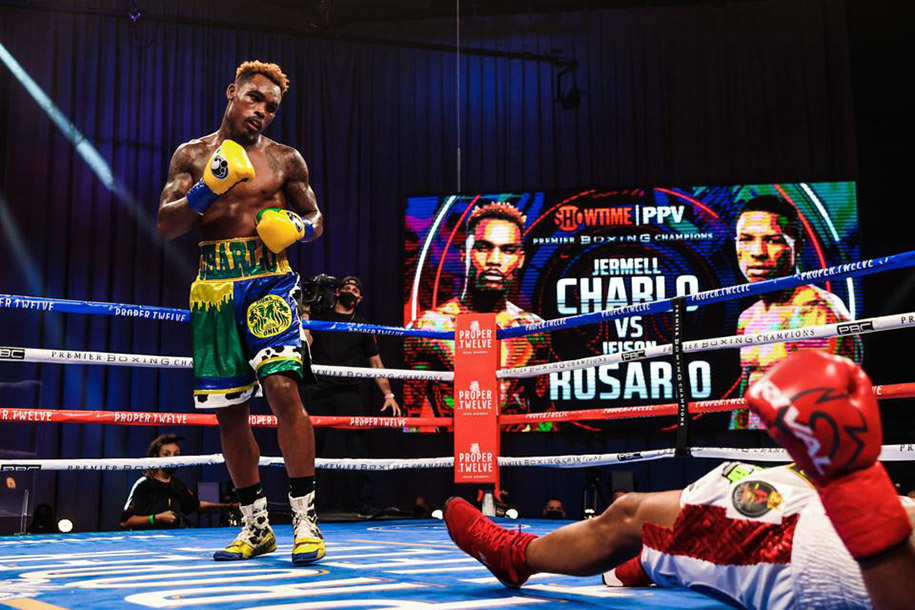 Cú chọc bụng KO giúp cặp song sinh Charlo tiếp tục bá chủ hạng cân trung WBC