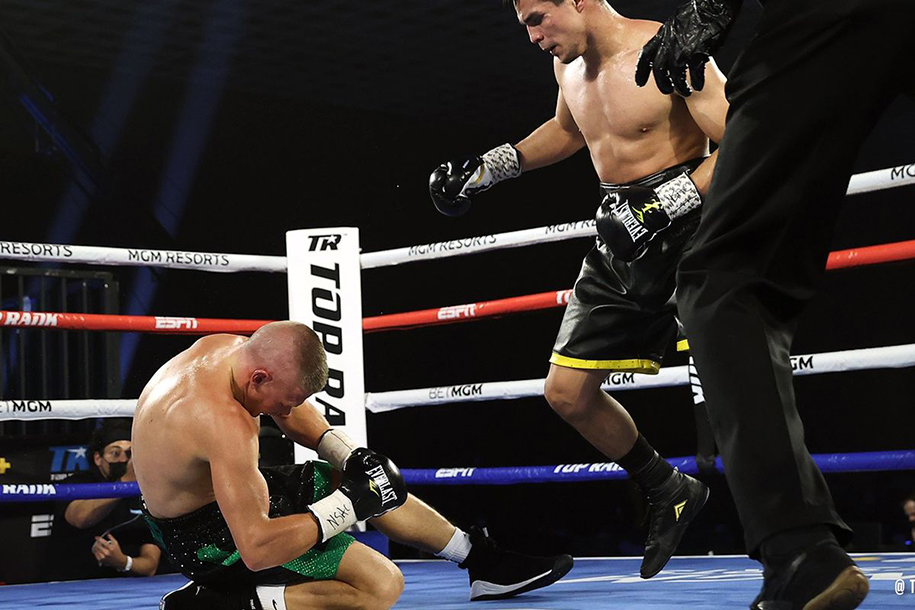 8 pha đánh ngã, 1 knockout, trận Boxing của năm 2020 đã xuất hiện