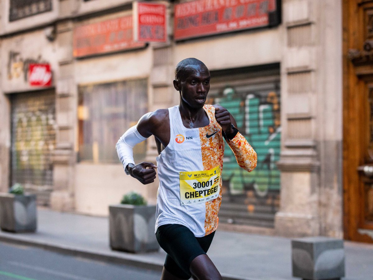 “Mọt sách” Joshua Cheptegei tham vọng xô đổ kỷ lục thế giới 10.000m của Kenenisa Bekele “Mọt sách” Joshua Cheptegei tham vọng xô đổ kỷ lục thế giới 10.000m của Kenenisa Bekele