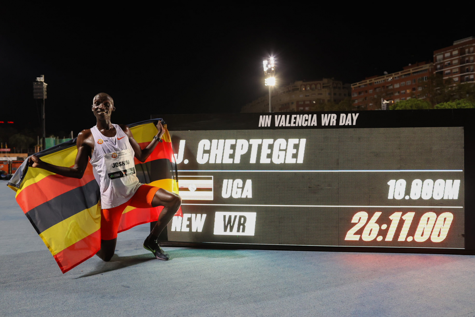 Joshua Cheptegei phá sâu kỷ lục thế giới chạy 10.000m tồn tại 15 năm