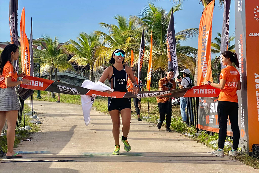 Hai tuyển thủ đăng quang tại giải triathlon ở Tuần Châu