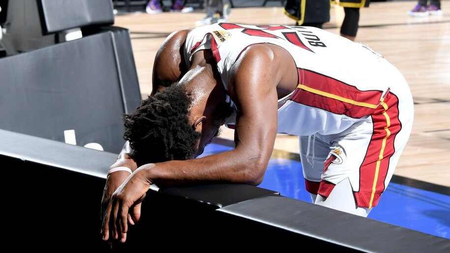 Xót xa hình ảnh Jimmy Butler kiệt sức rời sân sau game 5 Chung kết NBA
