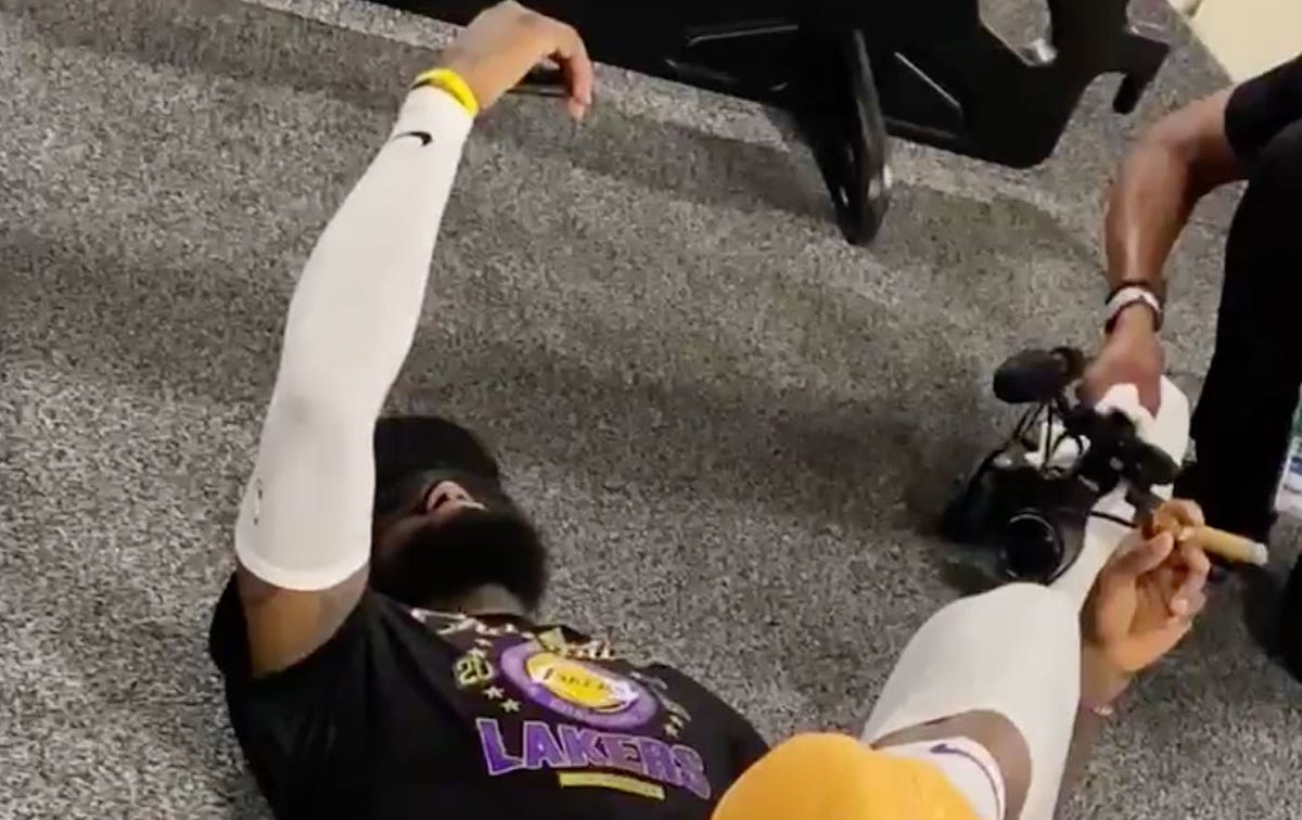 Trốn khỏi lễ ăn mừng, LeBron dành cuộc FaceTime đầu tiên cho "người đặc biệt nhất"