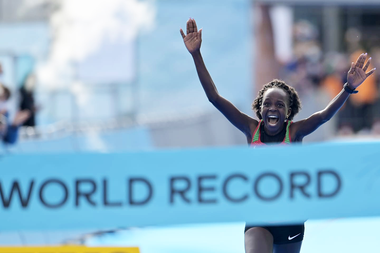 Cô gái Kenya phá kỷ lục thế giới bán marathon ở Ba Lan Cô gái Kenya phá kỷ lục thế giới bán marathon ở Ba Lan