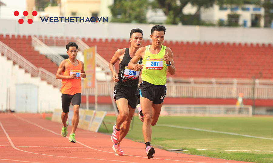 Chùm ảnh: “Hot boy” Lê Quang Hòa núp gió thành công đánh bại đàn anh Văn Tuấn