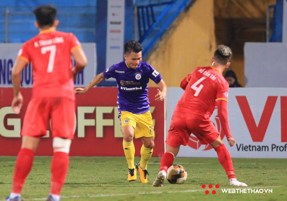 Quang Hải lại sắm vai người hùng, Hà Nội FC leo lên đầu bảng