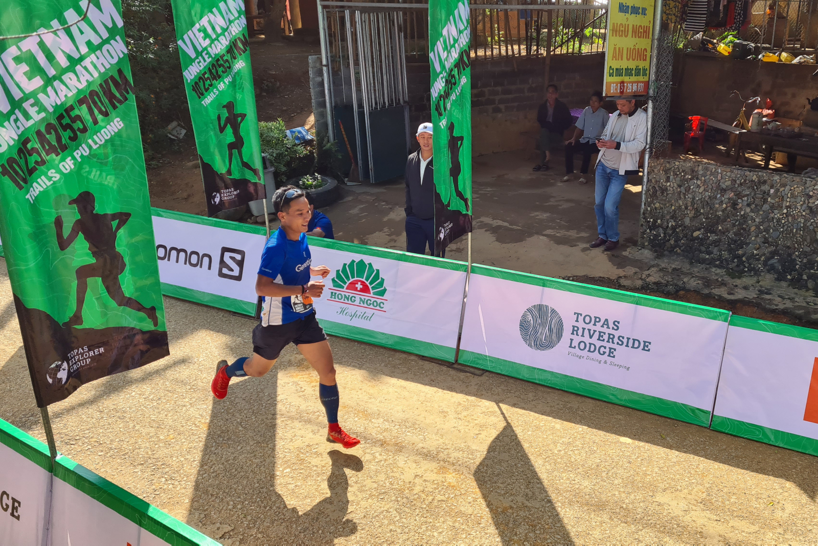 Chàng trai Bình Định đăng quang 42km Vietnam Jungle Marathon 2020 “nhẹ như tơ”