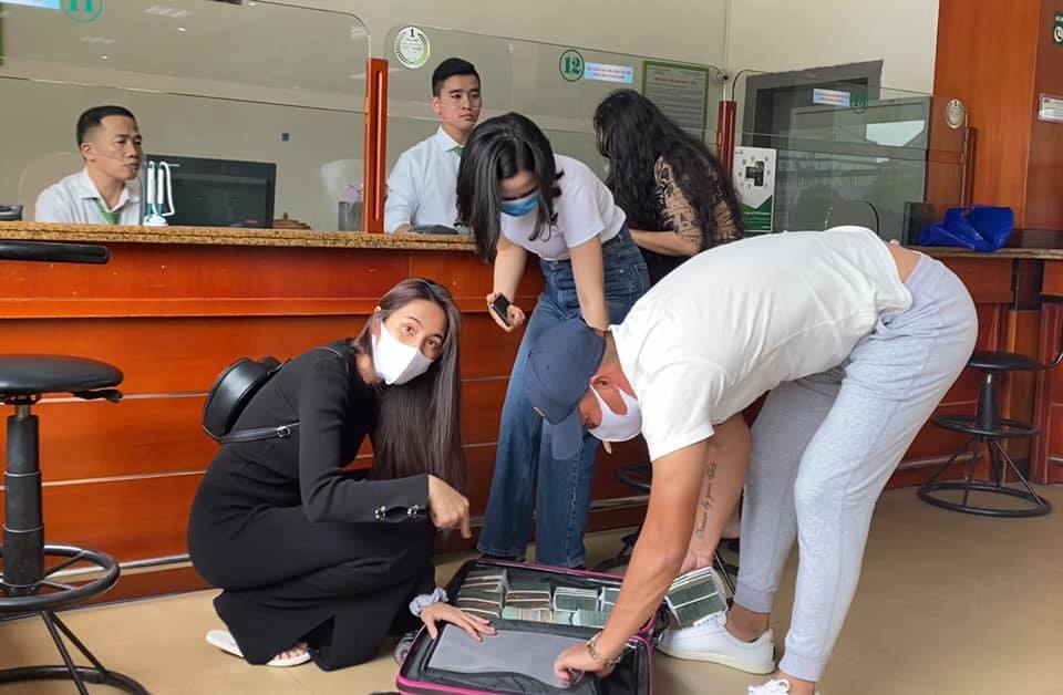 Công Vinh cùng Thuỷ Tiên rút cả vali tiền đi cứu trợ đồng bào miền Trung Công Vinh cùng Thuỷ Tiên rút cả vali tiền đi cứu trợ đồng bào miền Trung