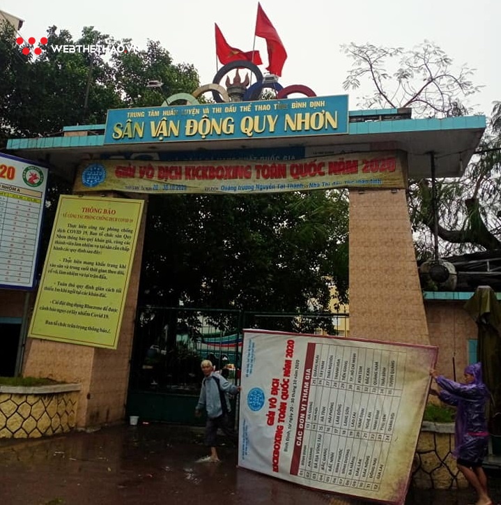 Cầu thủ Bình Định FC tập luyện giữa siêu bão số 9
