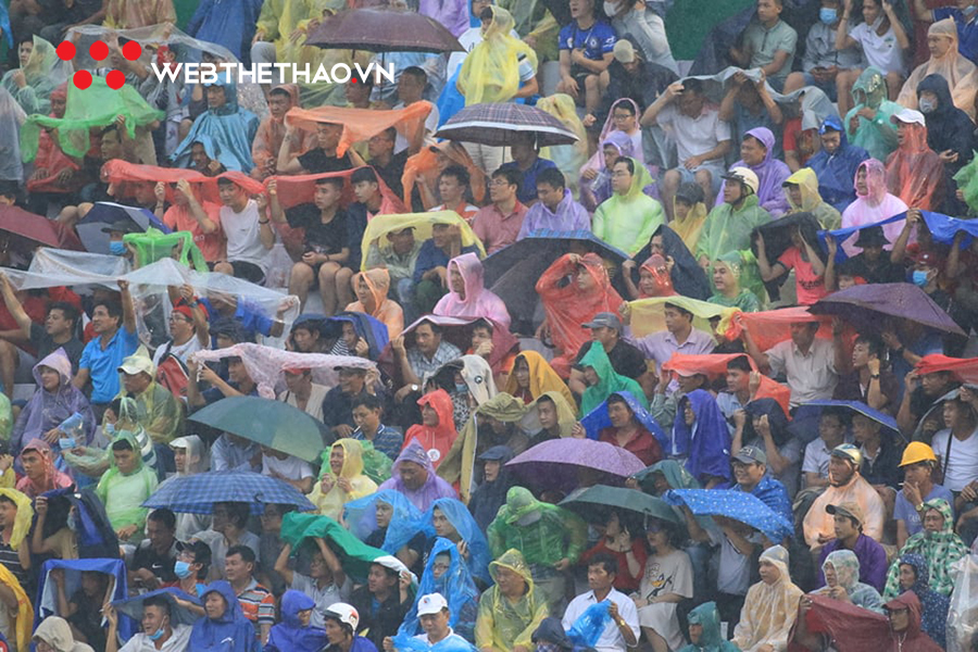 CĐV Bình Định đội mưa mong chờ mở hội lên V.League