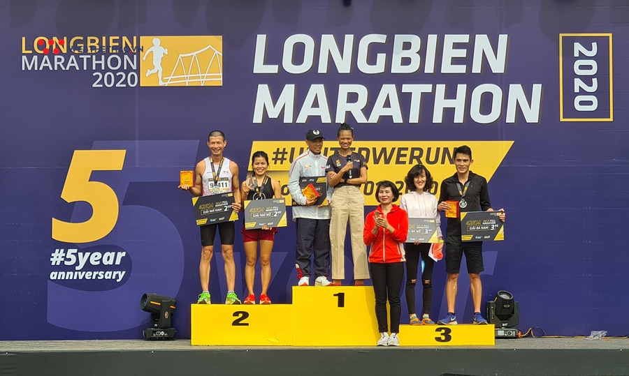 “Mưa” kỷ lục cá nhân ở Longbien Marathon 2020, Hùng Hải và Chi “Kenya” cùng lặp lại chiến thắng “Mưa” kỷ lục cá nhân ở Longbien Marathon 2020, Hùng Hải và Chi “Kenya” cùng lặp lại chiến thắng