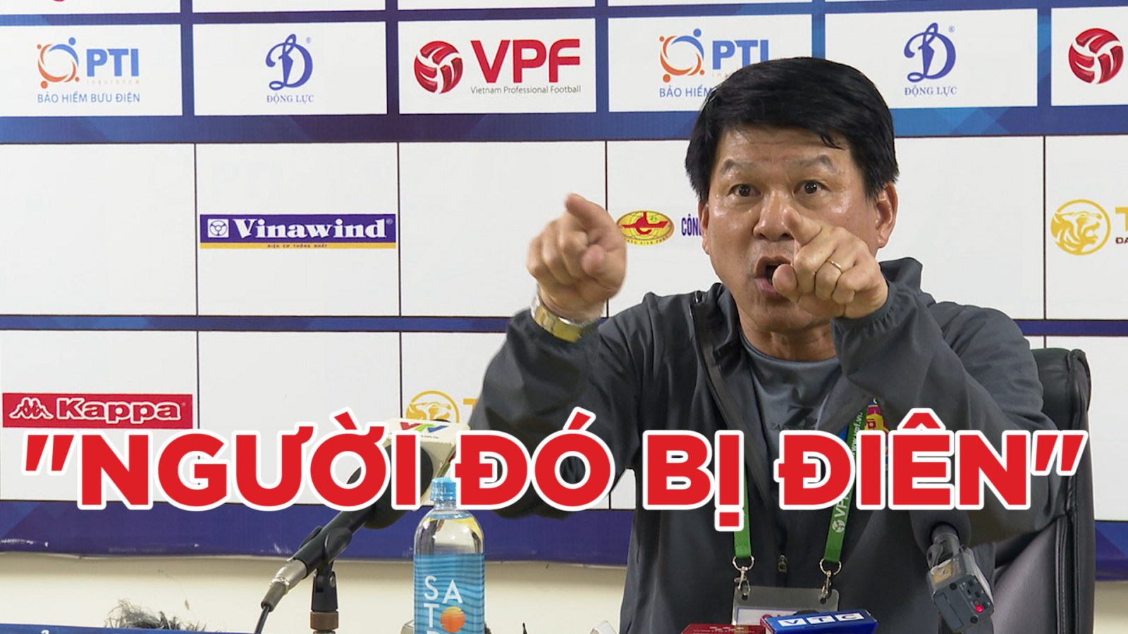 HLV Vũ Tiến Thành phản ứng dữ dội trong buổi họp báo sau trận thua trước CLB Hà Nội