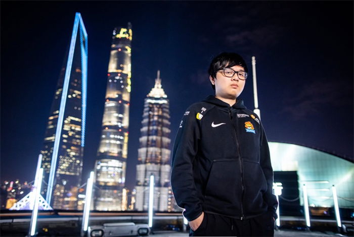 SofM bị Suning phạt trừ lương sau CKTG 2020 vì hành vi AFK