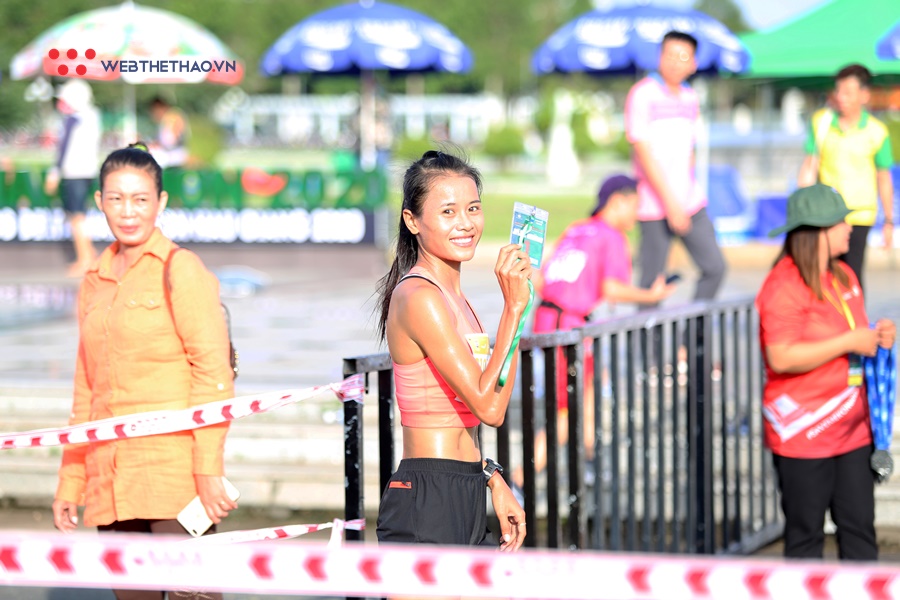 Phương Trinh “da nâu môi trầm” cuốn hút ánh nhìn trên đường chạy ở Hậu Giang