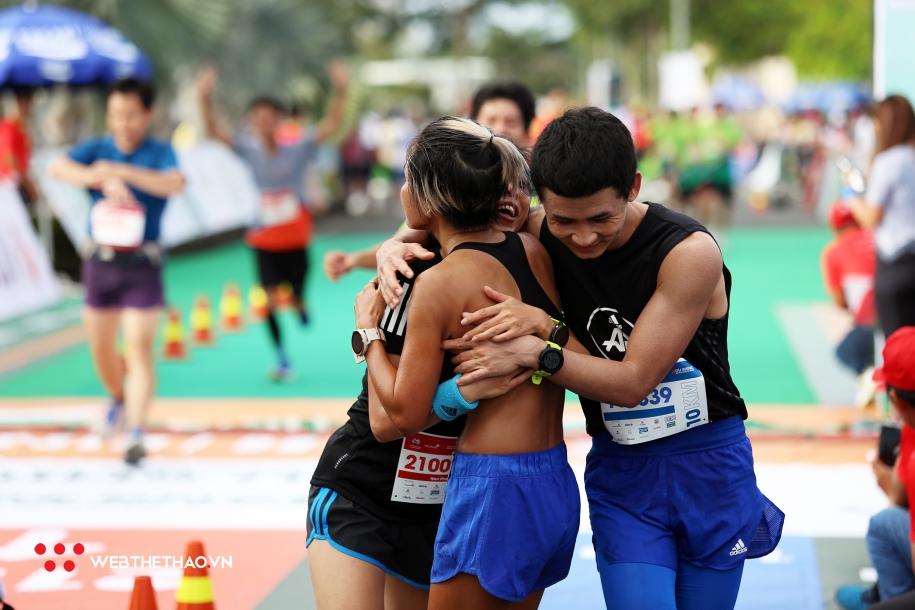 Vui mừng, thất vọng và muôn vàn cảm xúc tại vạch đích Mekong Delta Marathon 2020