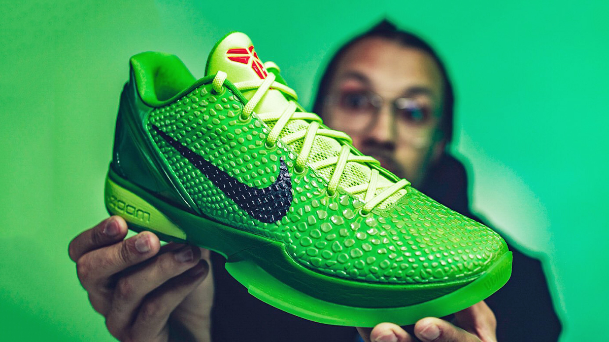 Mê mẩn trước cực phẩm Nike Kobe 6 Protro phối màu Grinch huyền thoại