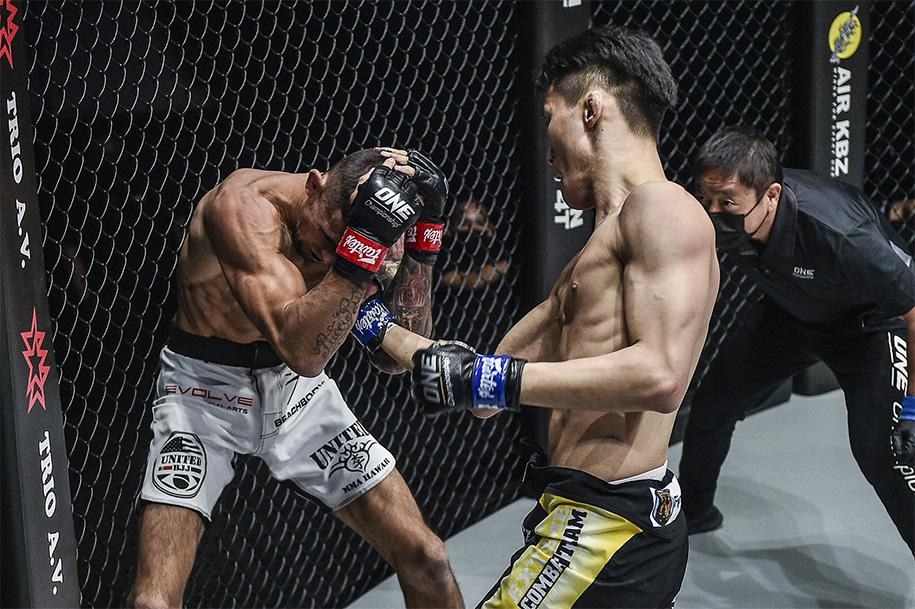 Kiệt sức khi không vật được đối thủ, HCV Nhu thuật thế giới dính đấm knockout