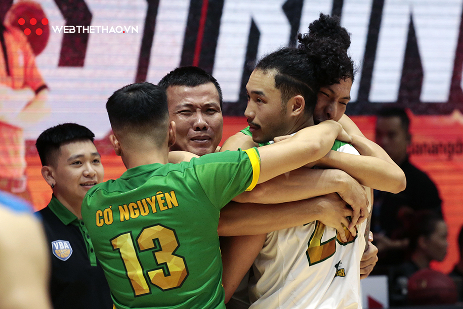 Chùm ảnh - Cantho Catfish đoạt vé Playoffs cuối: Cầu thủ cảm xúc, CĐV mở hội ăn mừng
