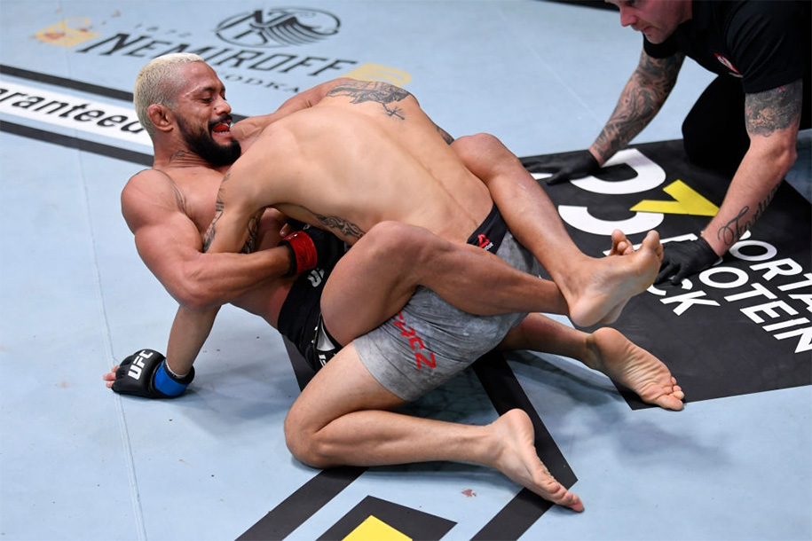 'Chiến thần' Deiveson Figueiredo bảo vệ đai với cú siết chớp nhoáng tại UFC 255