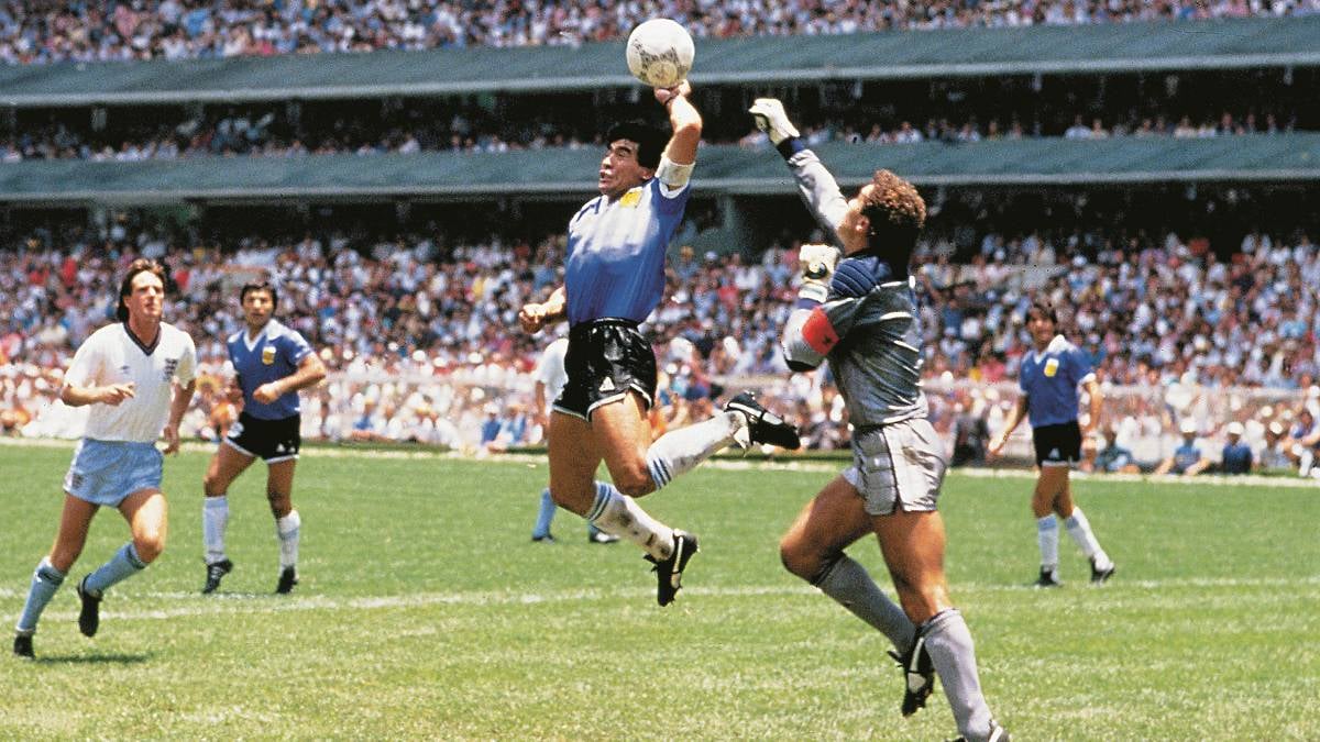 Những khoảnh khắc làm nên một Diego Maradona huyền thoại