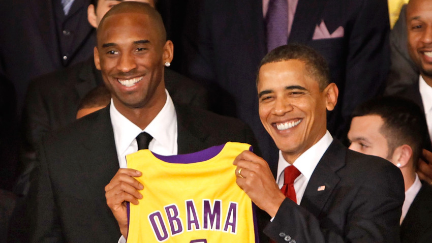 Vượt mặt LeBron, Kobe lẫn Jordan, Barack Obama lập kỷ lục áo đấu