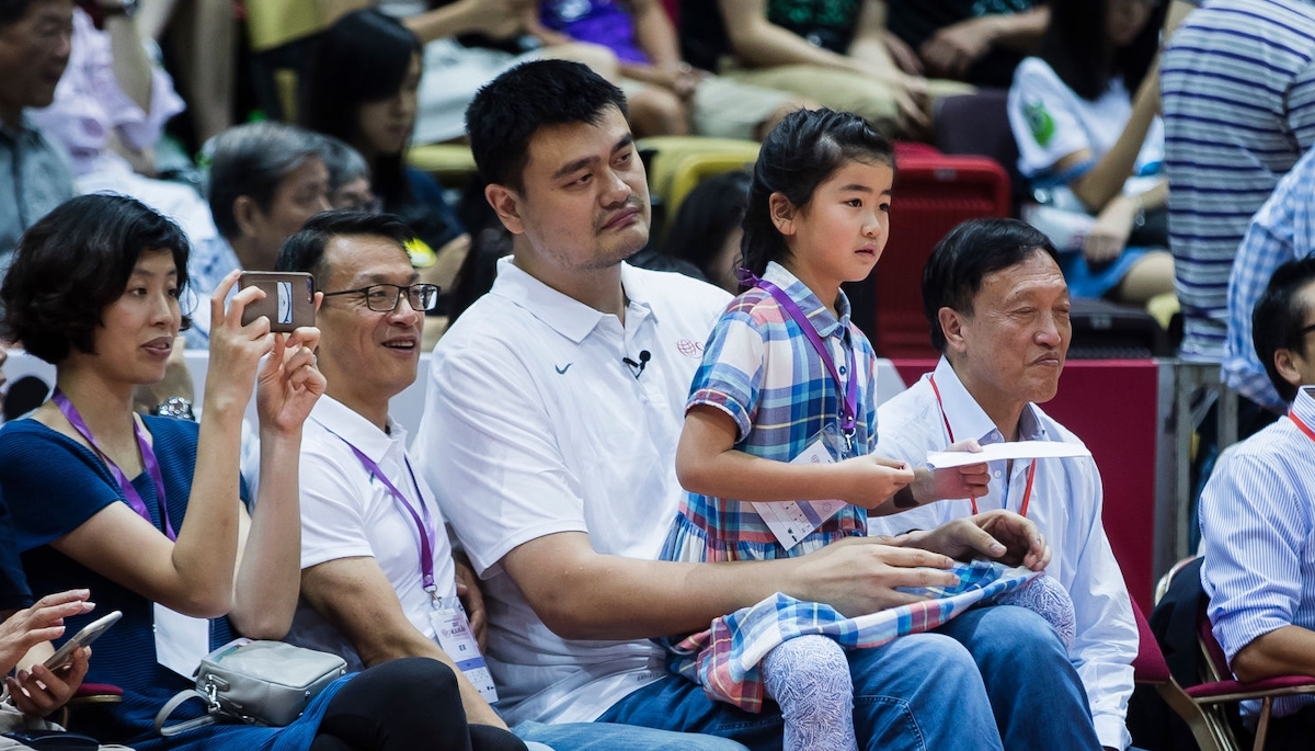 Yao Ming lo lắng cho con gái 10 tuổi vì quá cao!