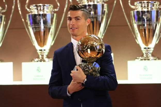 Quả bóng vàng 2021: Ronaldo nỗ lực bắt kịp Messi