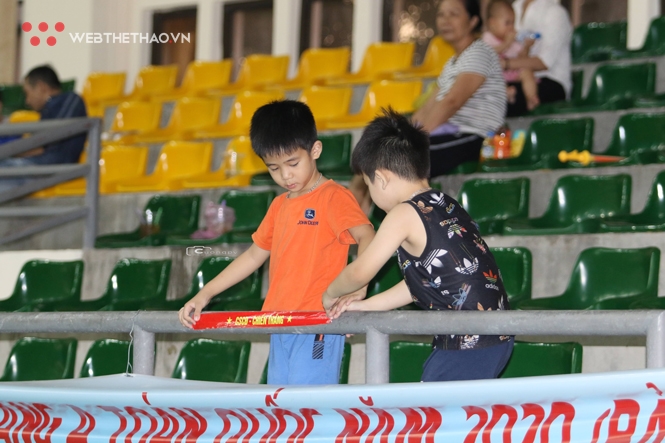 Hai cậu ấm của cặp vợ chồng bóng chuyền quê lúa đáng yêu bên trái bóng