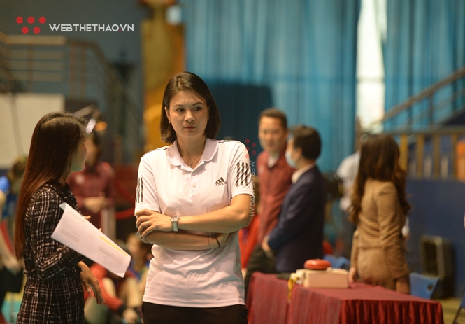 Những sắc thái của Hoa khôi Kim Huệ trong lần đầu ngồi "ghế nóng" Ngân hàng Công thương