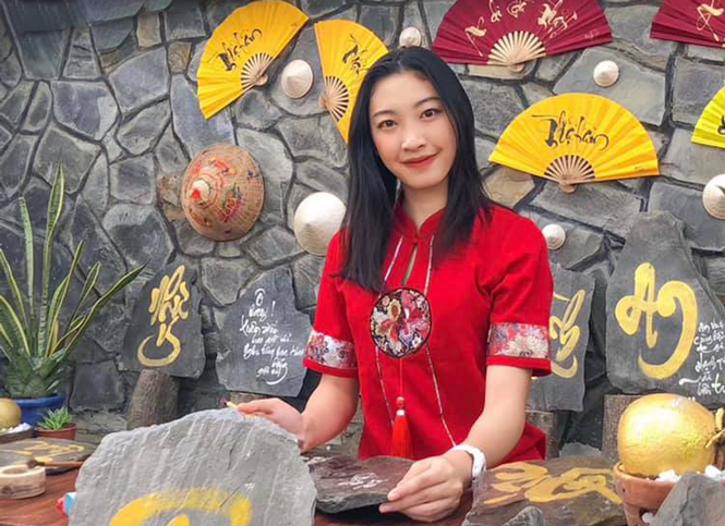 Em gái Đặng Thị Kim Thanh khoe ảnh Tết, xinh đẹp không kém phần cô chị Hoa khôi Em gái Đặng Thị Kim Thanh khoe ảnh Tết, xinh đẹp không kém phần cô chị Hoa khôi