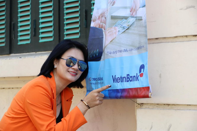 Hoa khôi Kim Huệ thể hiện tình yêu với CLB, thả dáng như Vedette trên phố