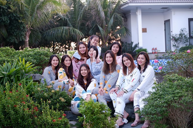 Dàn VĐV nữ BTL Thông tin - LienVietPostBank tinh nghịch chờ đám cưới đồng đội