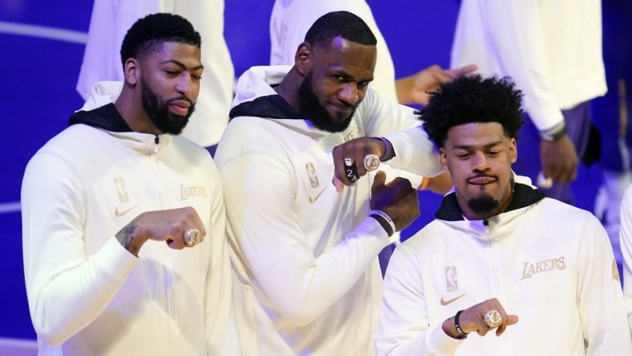 ĐKVĐ LA Lakers để thua LA Clippers trong ngày nhận Nhẫn Vô địch