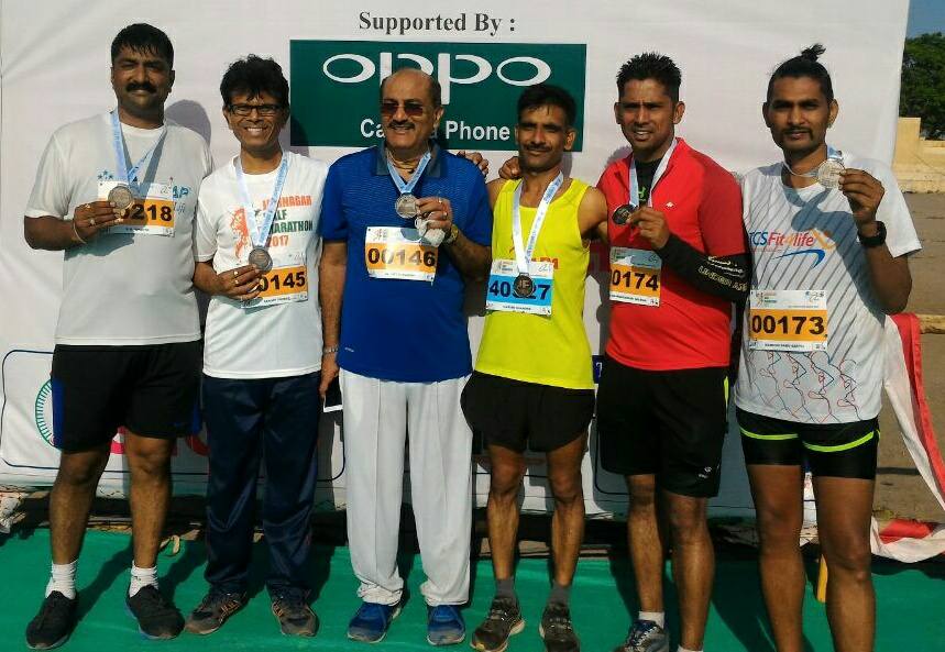 Ông già 63 tuổi hoàn thành giải chạy bán marathon chỉ 3 tuần sau khi khỏi COVID-19