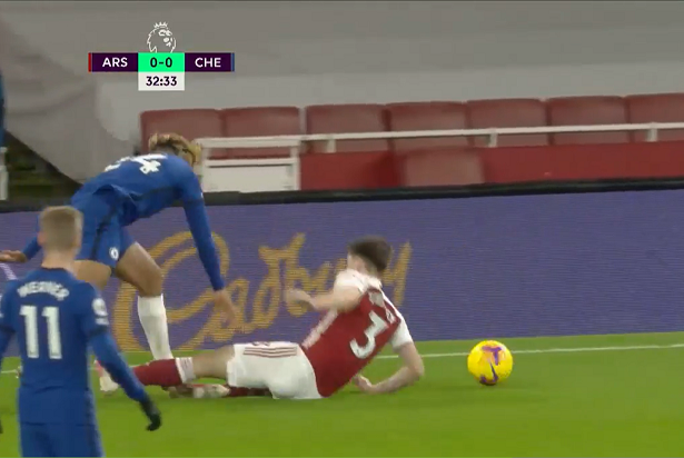 Arsenal mở tỷ số trước Chelsea với quả phạt đền gây tranh cãi