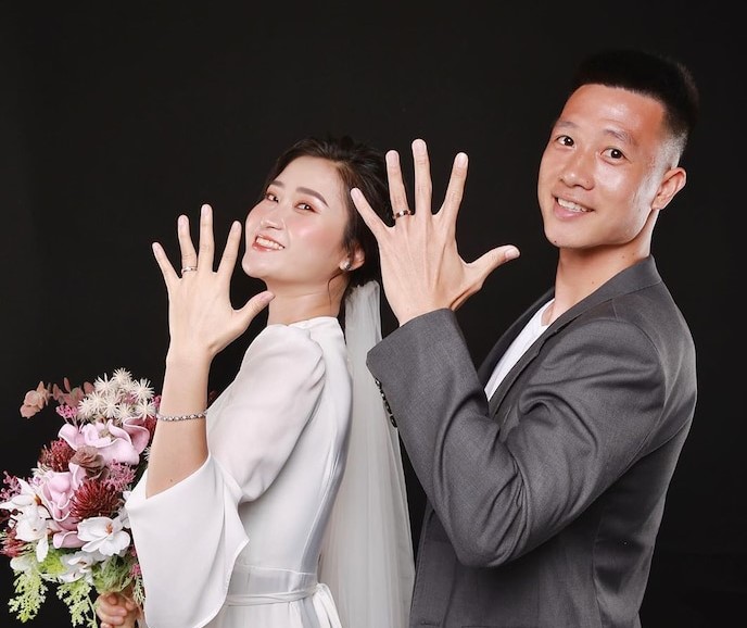 Huy Hùng và bạn gái khoe ảnh cưới lãng mạn