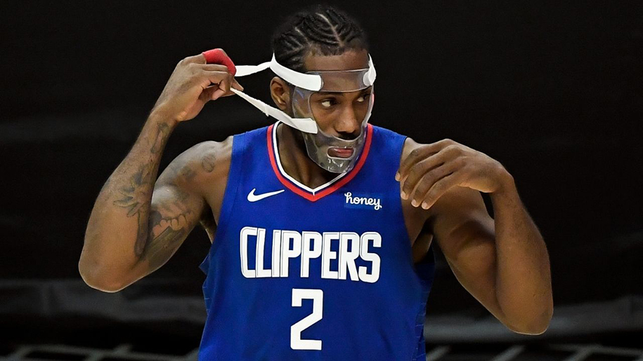 Kawhi Leonard diện mặt nạ siêu ngầu, đòi “trade” đồng đội Serge Ibaka vì gây ra chấn thương