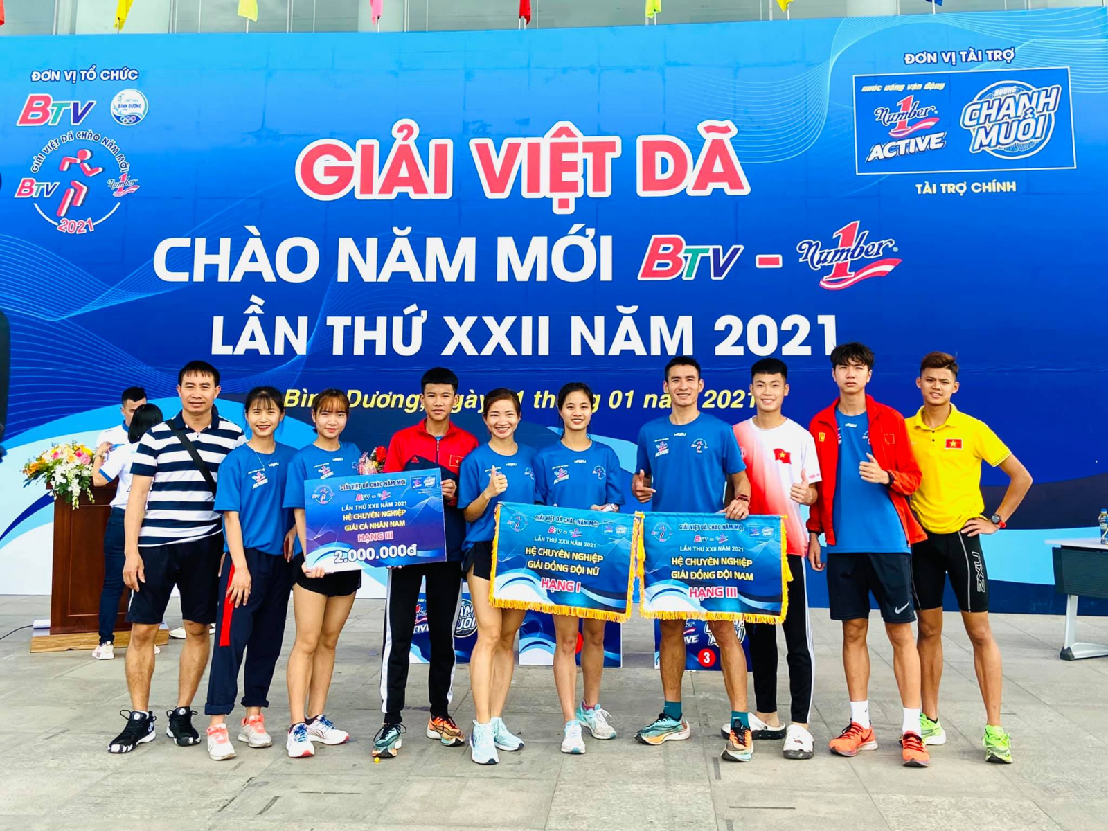 Kỷ lục gia SEA Games 30 Nguyễn Thị Oanh lần đầu vô địch giải chạy Chào năm mới Bình Dương 2021