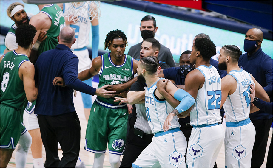Gây gổ lẫn nhau, ba cầu thủ của Hornets và Mavericks bị phạt gần 2 tỷ đồng